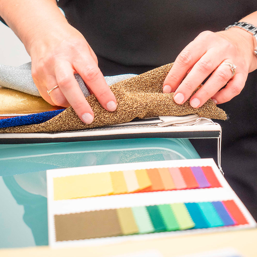 Illustrazione: donna con cappello a tesa larga e borsa